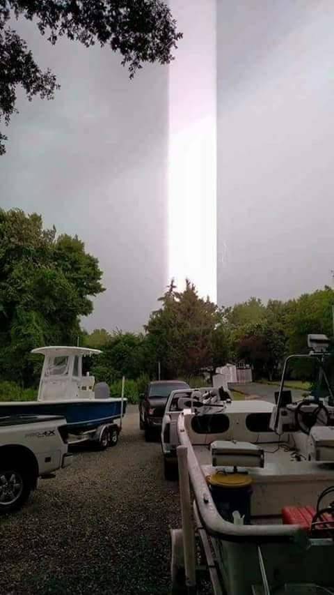 Cahaya Aneh di Langit Jakarta Ini, Bikin Geger Dunia !