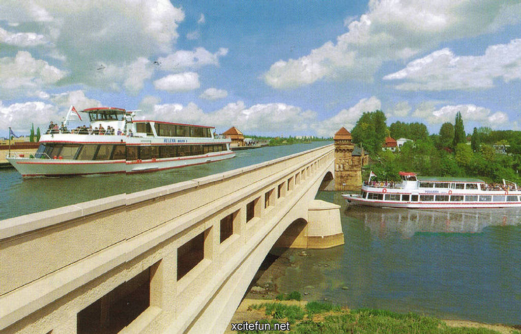 Jembatan Sungai Di Atas Sungai (Photo)