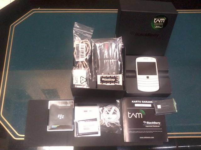 Blackberry dakota 9900 white second