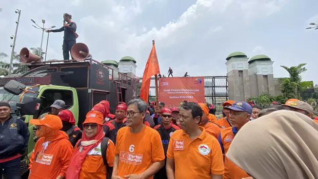 Demo Buruh, Massa Tuntut Menkeu Sri Mulyani dan Dirjen Pajak Suryo Utomo Mundur