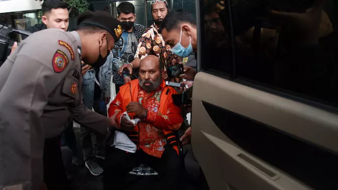 Ogah Minum Obat dari KPK, Lukas Enembe Ngotot ke Singapura