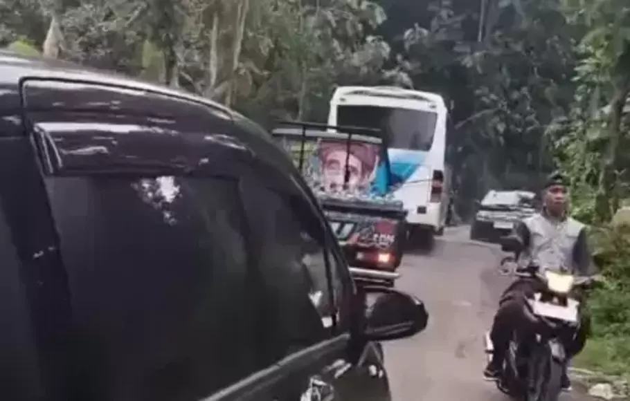Ogah Disebut Pungli, Warlok Biarkan Jalan Menuju Pemandian Air Hangat Tempuran Macet