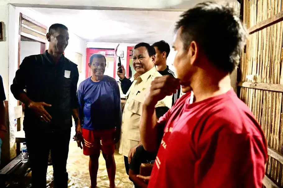 Warga Korban Banjir Bekasi Terharu Dikunjungi Prabowo