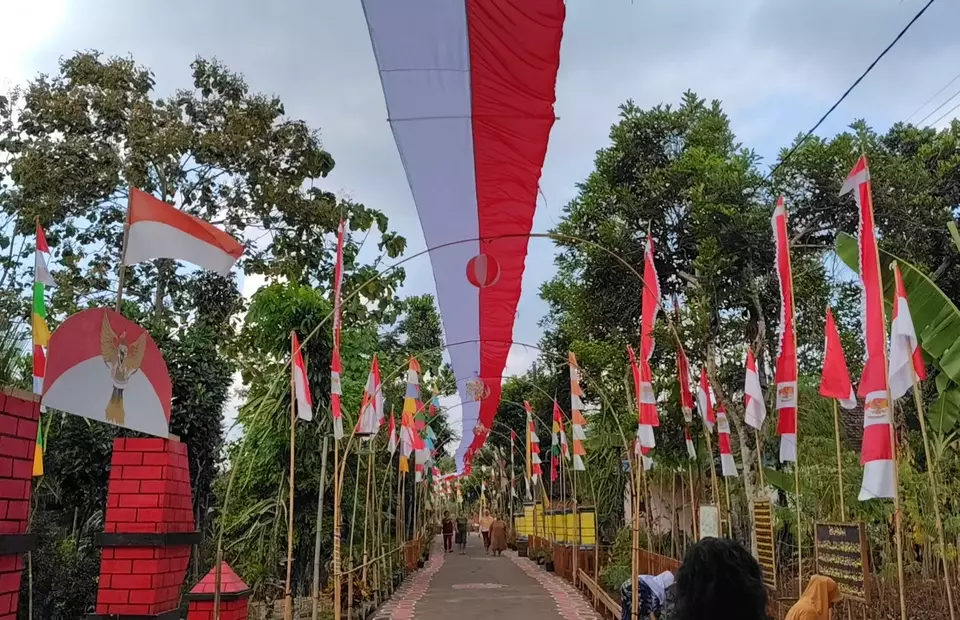 Warga Ngawi Tolak Bendera One Piece, Kibarkan Merah Putih Panjang