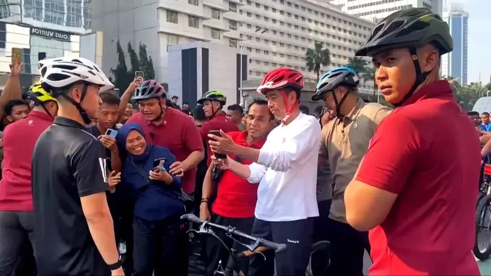 Pakai Helm Merah dan Kaos Putih, Jokowi Bikin Heboh Gowes di CFD