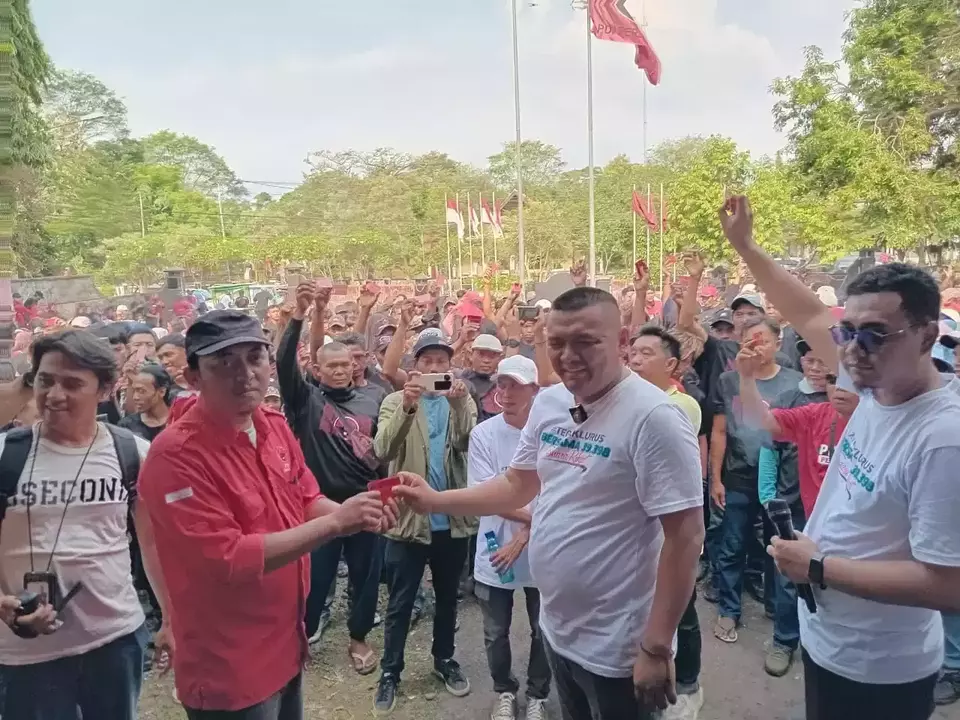 Ribuan Kader PDIP Subang Kembalikan KTA ke Kantor DPC