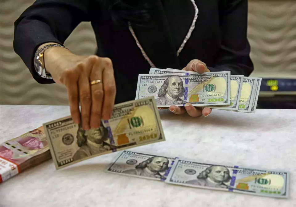 Nilai Tukar Rupiah Nyaris Dekati Rp 17.000 Per Dolar AS