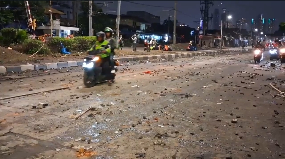 Beredar Driver Ojol Tewas Terlindas Mobil Brimob saat Bentrok Demonstran Polisi