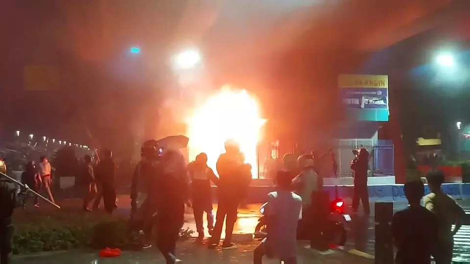 Situasi Memanas di Kwitang, Aparat Brimob Hadapi Massa yang Rusuh