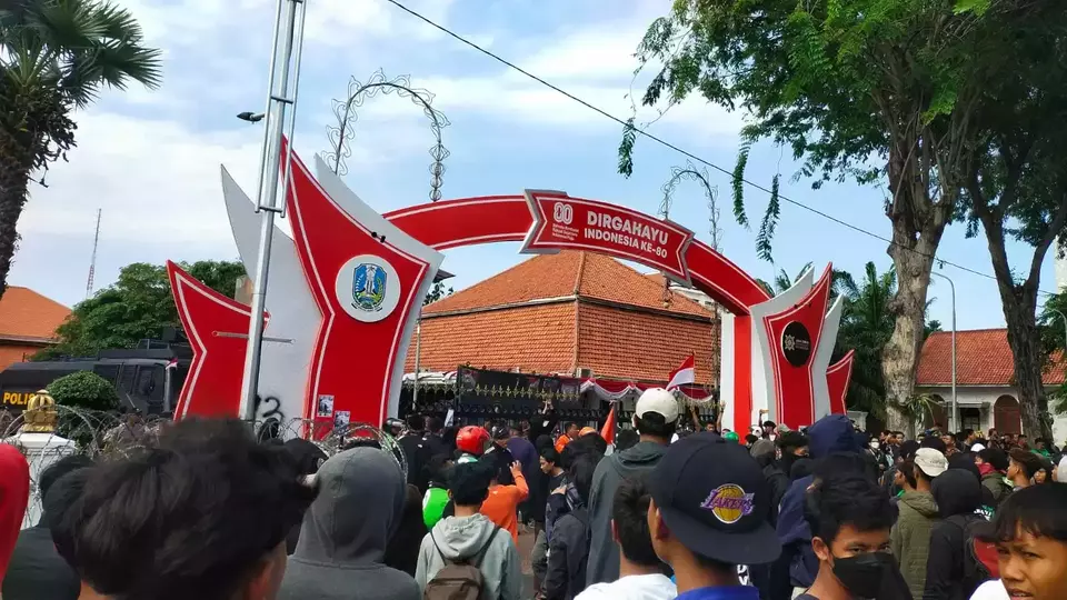 Bentrok Pecah di Gedung Grahadi Surabaya, Massa Pendemo Lempari Polisi