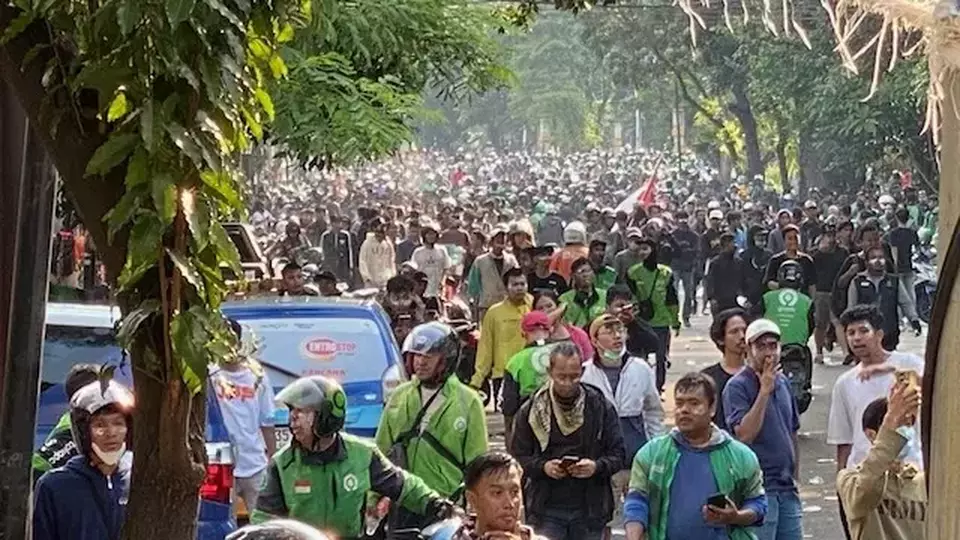 teriakkan-revolusi-massa-tembus-barikade-mako-brimob-kwitang