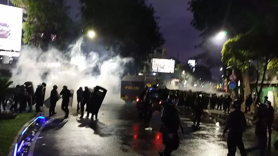 Massa Aksi Grahadi Didorong dan Dipecah ke Timur, Perlawanan Dibalas Gas Air Mata