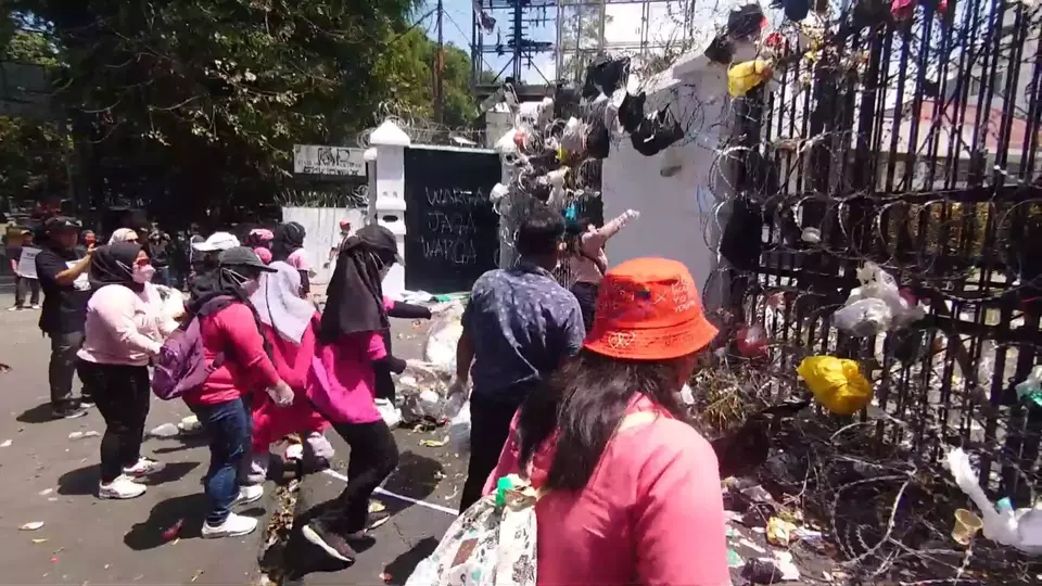 Demo DPRD Jabar Ricuh, Massa Lempar Sampah dan Usung 10 Tuntutan