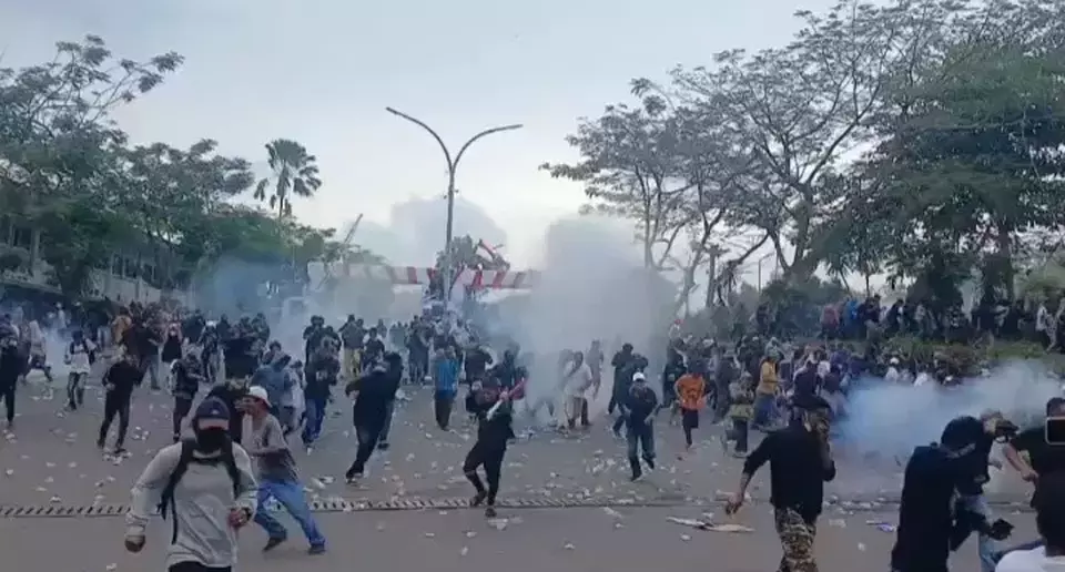 Demo PT Timah Saat Prabowo Kunjungi Babel Ricuh, Massa-Polisi Bentrok