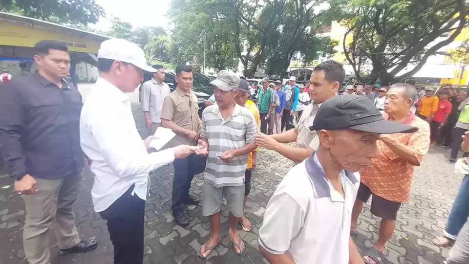 Jokowi Bagikan 500 Paket Sembako dan THR kepada Tukang Becak di Solo