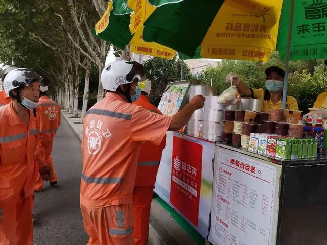 Makanan Gratis untuk Pekerja Pembersih Jalanan di China