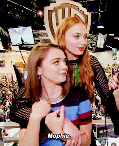 KOMPAK!!! Kelakuan Pemain Stark Bersaudari GoT Tunjukkan Ikatan SistaHood Nyata