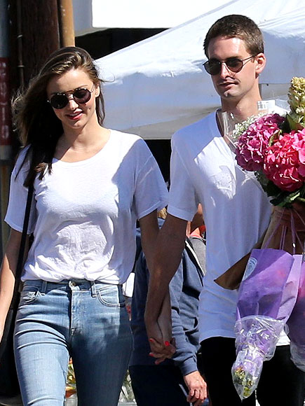 Miranda Kerr Pamer Cincin Berlian dari Bos Snapchat
