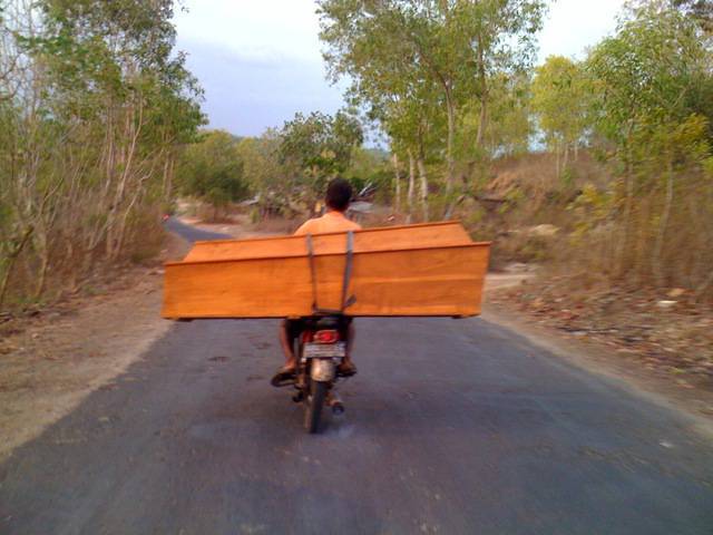 Bawa Peti Mati di Atas Motor