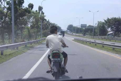 Pemotor di Medan Ini Nekat, Tembus Masuk Tol Belmera