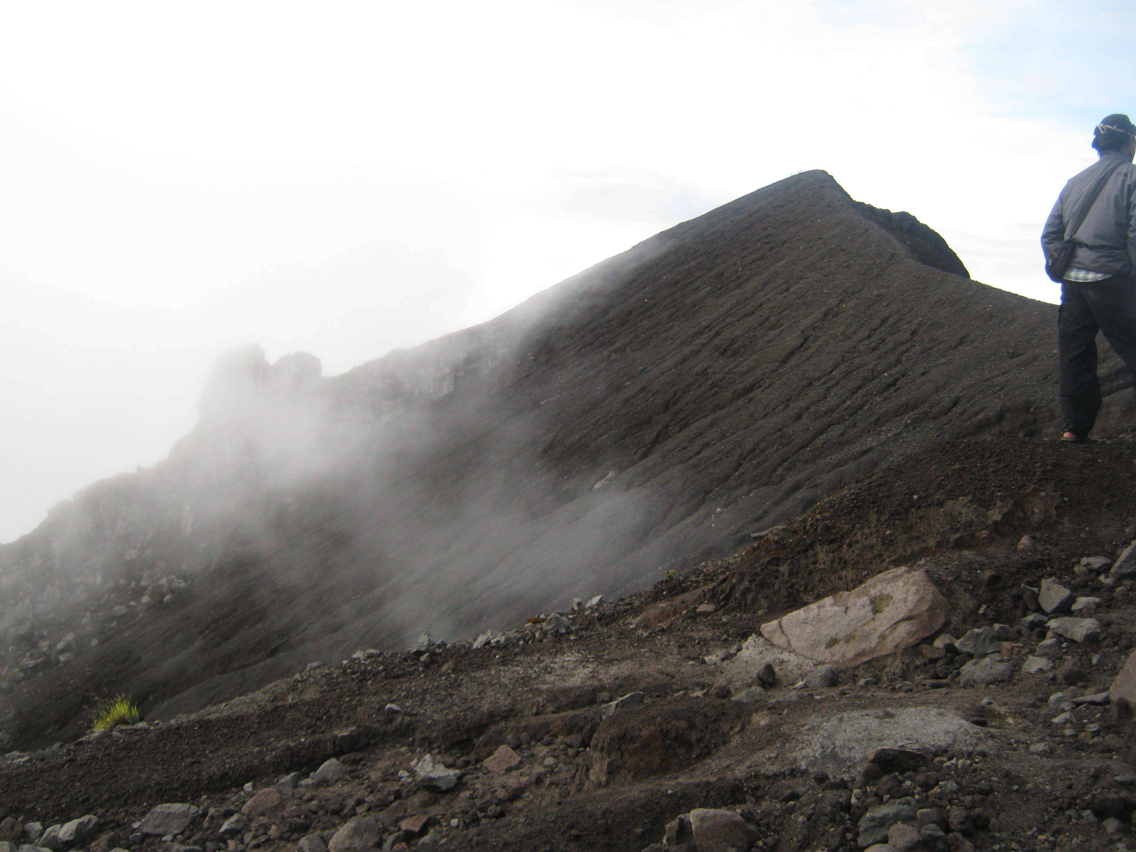 Pendaki gelap bersih-bersih merapi 