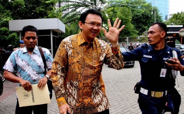 Ahok Berjabat Tangan dengan Direksi PLN