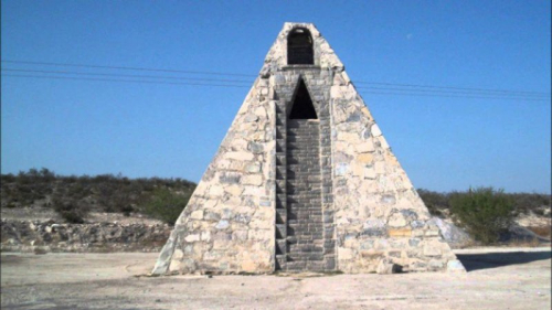 Petani Meksiko Bangun Piramida atas Perintah Alien