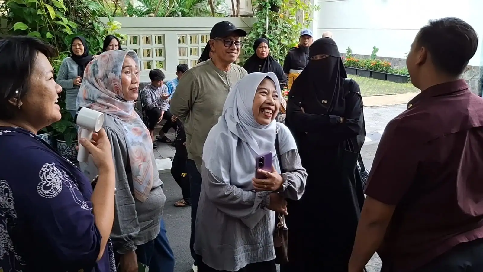 Tak Kenal Waktu, Pagi-pagi Pun Sudah Ada Warga Datang ke Rumah Jokowi di Solo