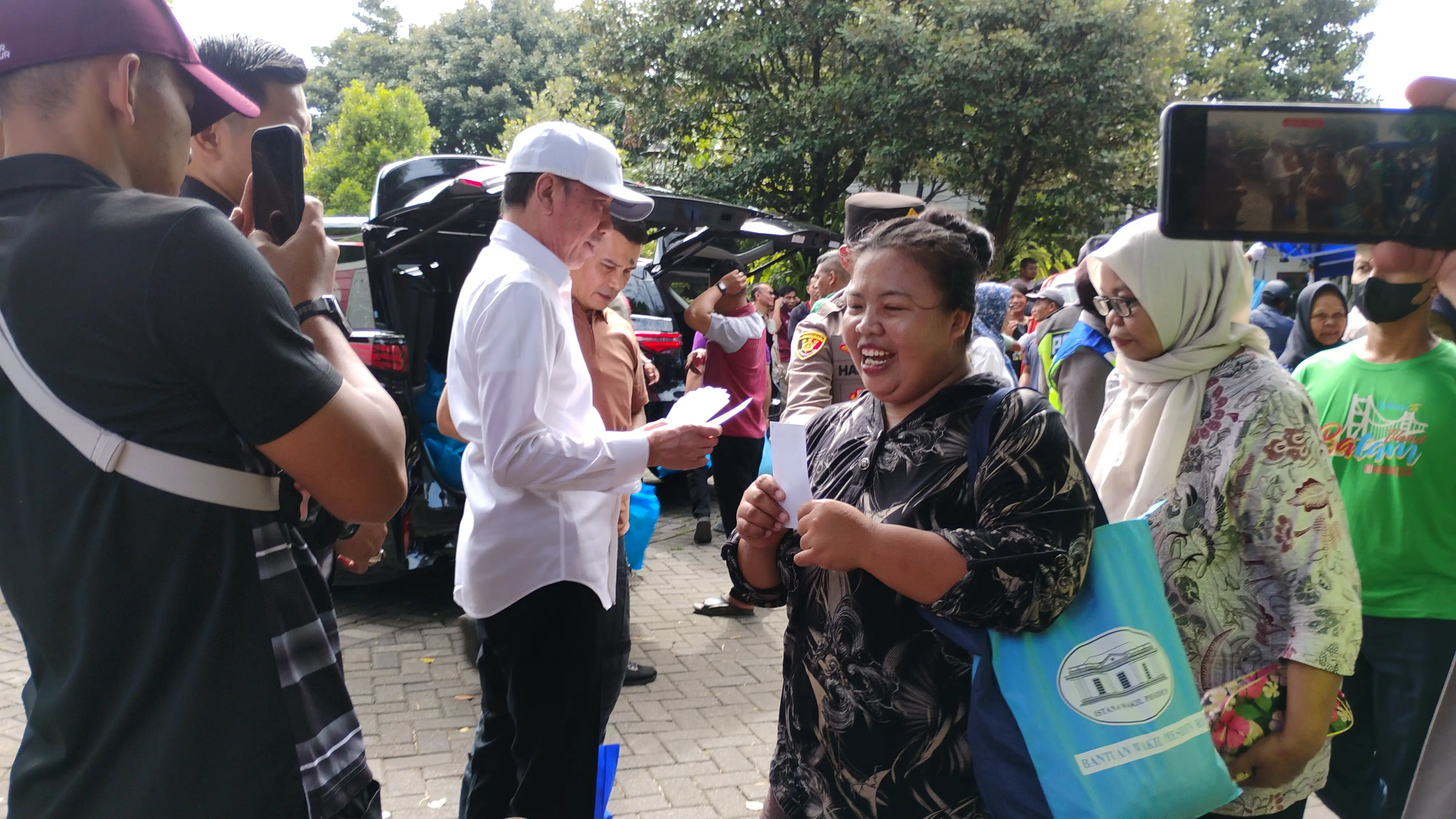 Jokowi Bagi-bagi Sembako dan Uang Kepada Warga di Graha Saba Buana Solo