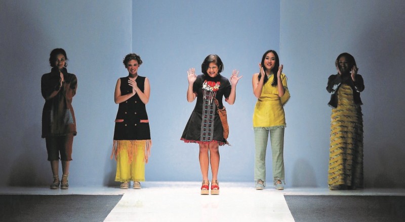 Amanda Lestari Bawa Tenun Baduy Melenggang di London Fashion Week