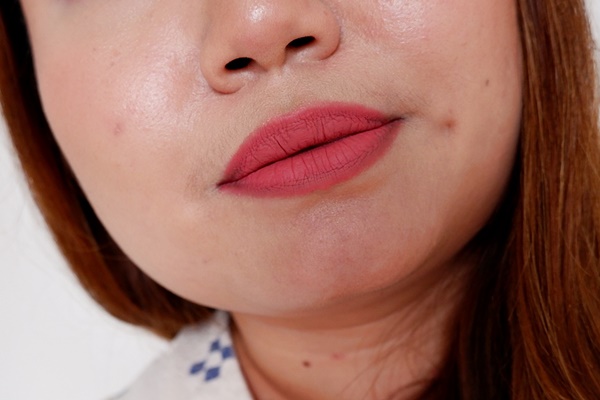 Trik Pakai Matte Lip Cream yang Terlalu Tebal dan Kering