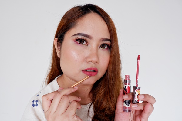 Trik Pakai Matte Lip Cream yang Terlalu Tebal dan Kering