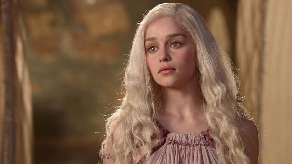 Emilia Clarke menangis di hari pertama syuting Game of Thrones, ini alasannya