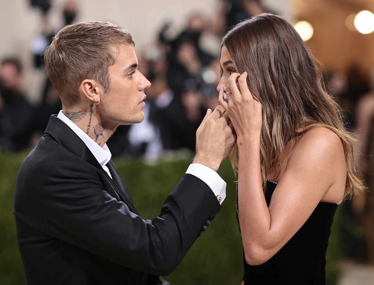 hailey-bieber-dibikin-nangis-di-met-gala-2021-fans-selena-move-on-dong