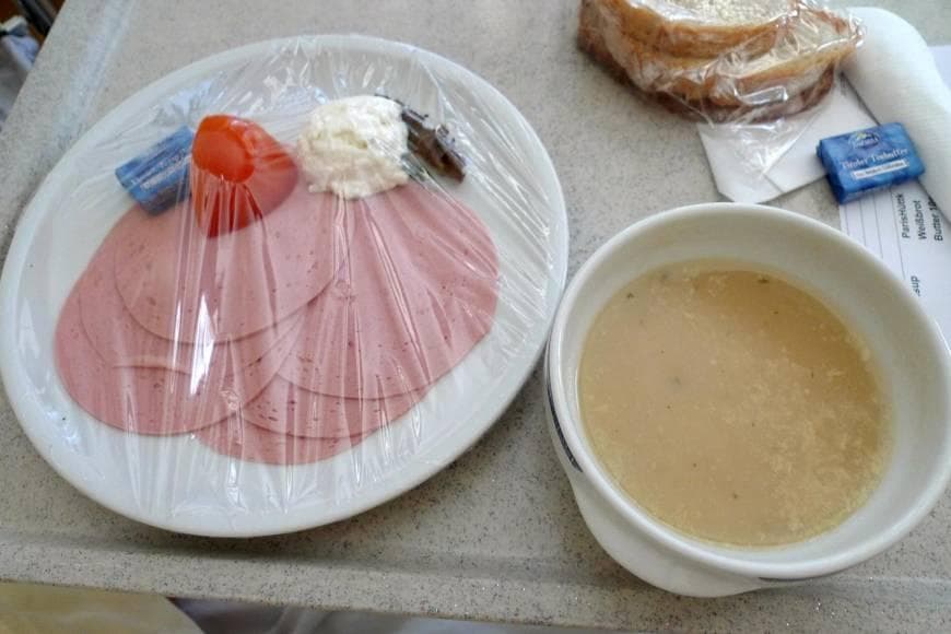 Athena hingga Jakarta, berikut penampakan &ldquo;makanan rumah sakit&rdquo; dari seluruh dunia.