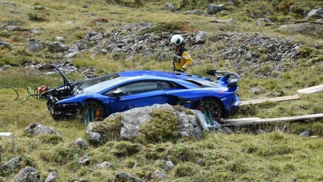 Lamborghini Aventador SVJ Sewaan Nyemplung ke Sungai di Swiss, Pengemudi Selamat
