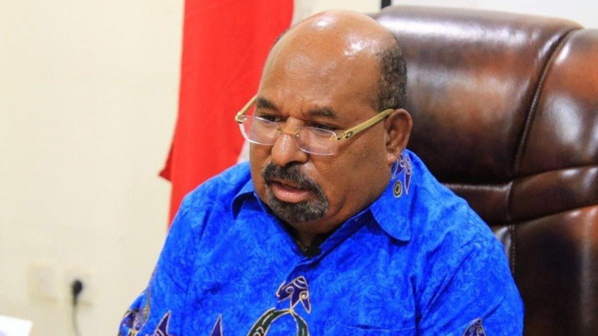 Lukas Enembe Bantah Warga Papua yang Jaga Ketat Rumahnya Dibayar