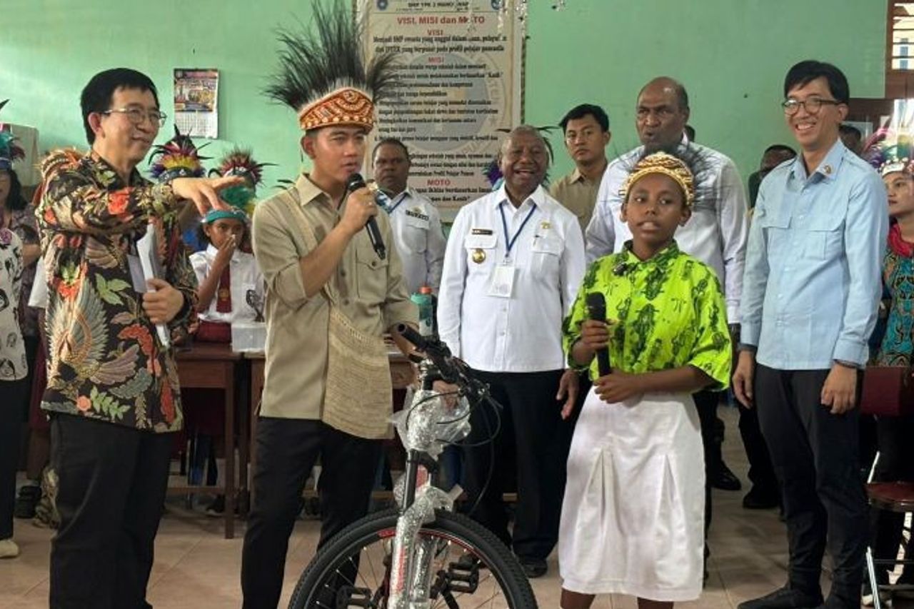 Wapres Gibran Bagikan Laptop dan Starlink untuk Sekolah di Papua Barat