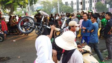 Toko-toko Mulai Jadi Sasaran Penjarahan di Senen, Massa Gotong Sepeda Lipat