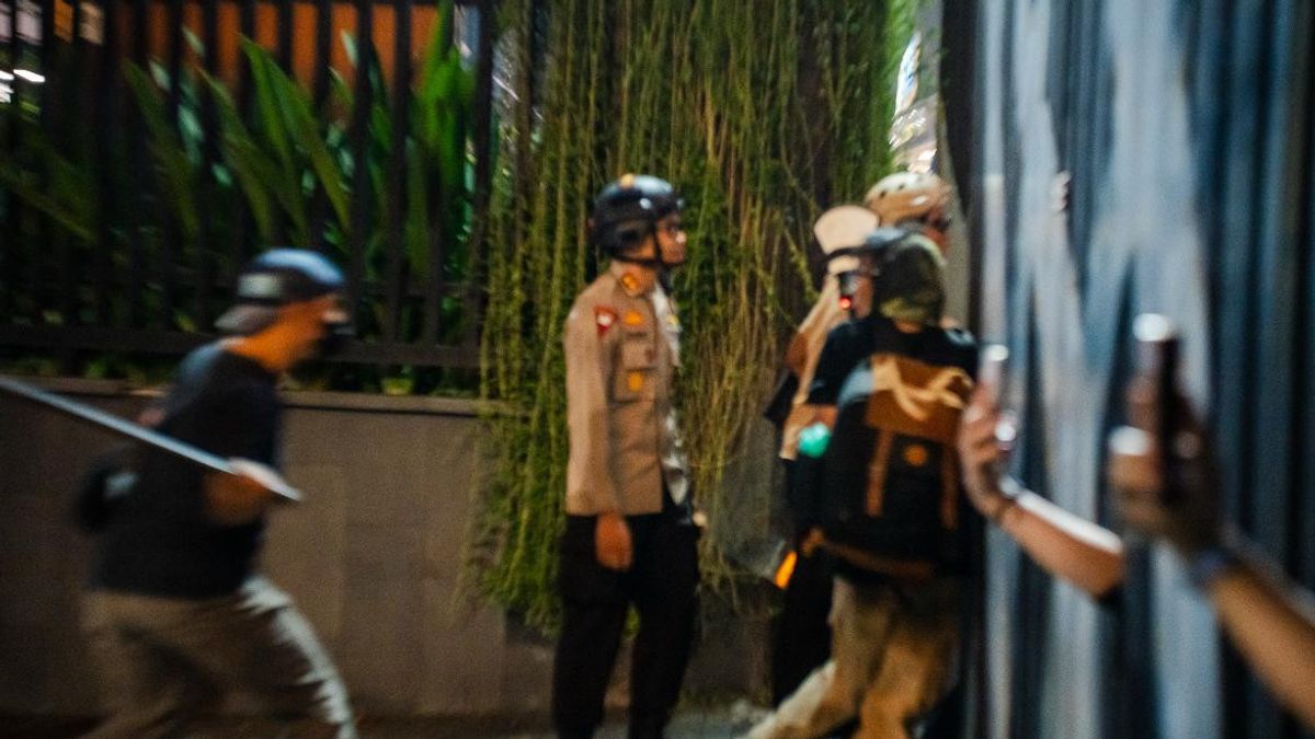 Demo Mahasiswa Tolak UU TNI, Warnai Arus Mudik Lebaran di Pantura Brebes