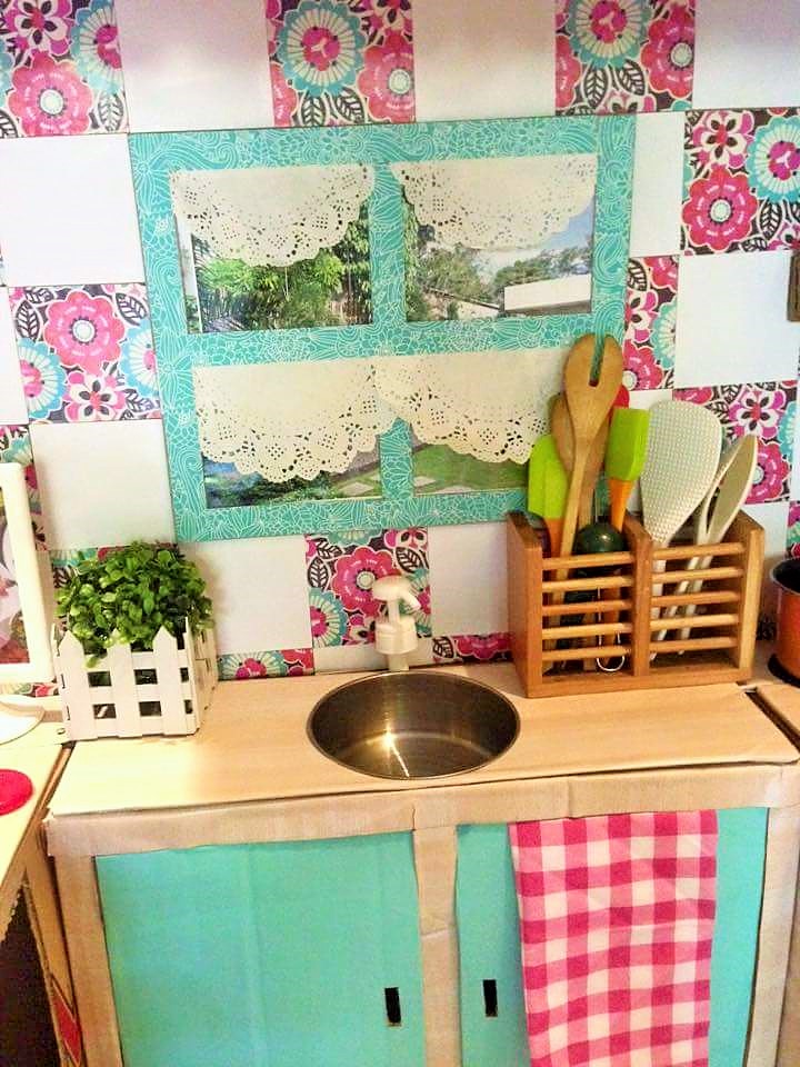 Dengan Kreatifitas Ibu Ini Sulap Kardus Bekas Jadi Dapur Mini Yang Cantik