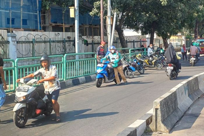 Abaikan, Jangan Pernah Kasih Bantuan Lihat Orang Dorong Motor di Daerah Pasar Minggu