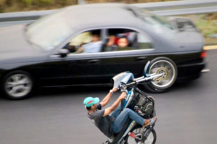 Hal-hal Berbahaya yang Seringkali Dilakukan Pengendara Motor, Apa Saja?