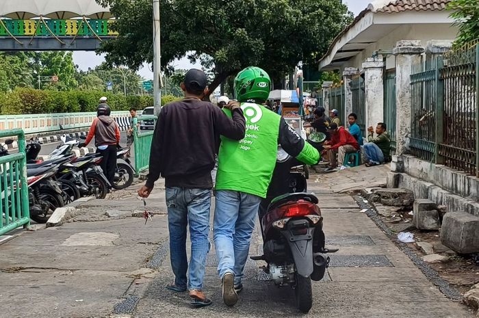 Abaikan, Jangan Pernah Kasih Bantuan Lihat Orang Dorong Motor di Daerah Pasar Minggu
