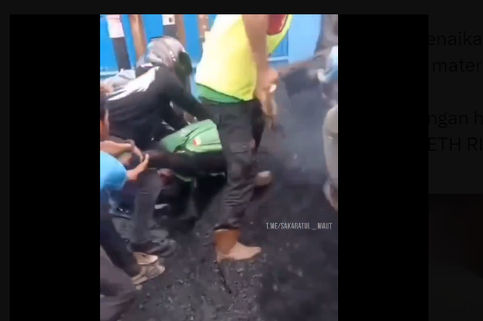 Pengendara Ojol Tertimbun Pasir Aspal Panas Setengah Badan, Evakuasi Dramatis