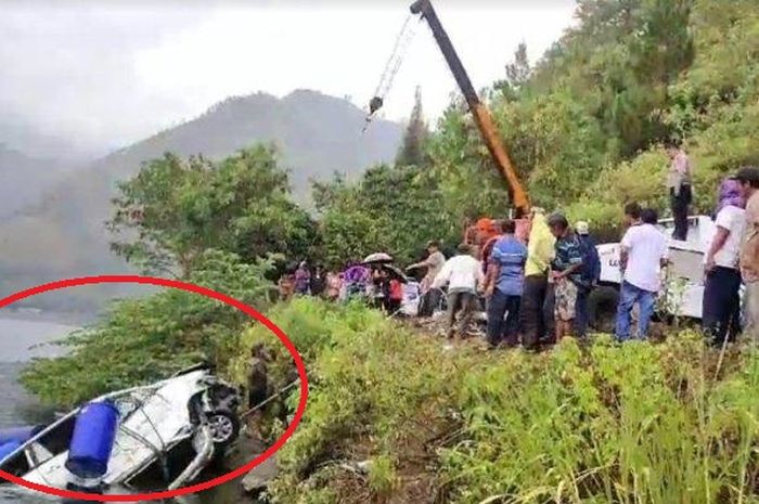kijang-innova-aparat-desa-ditelan-danau-toba-pak-kades-korban-tewas