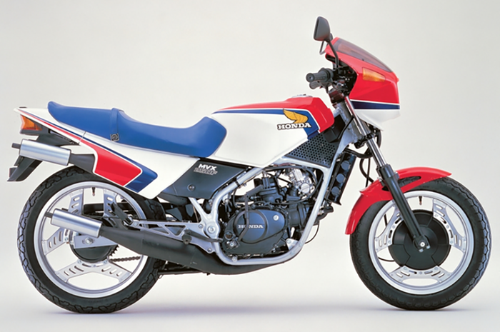 gak-perlu-sebuah-moge-kalau-motor-honda-250cc-ini-sudah-pakai-mesin-v3