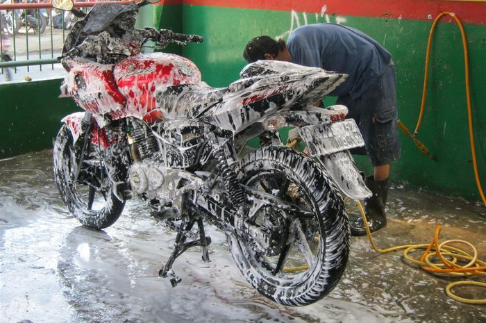 Pengen Bodi Motor Makin Kinclong? Lakukan Tips Berikut Gan!