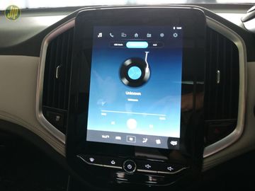 Audio Canggih pada Wuling Almaz Hybrid