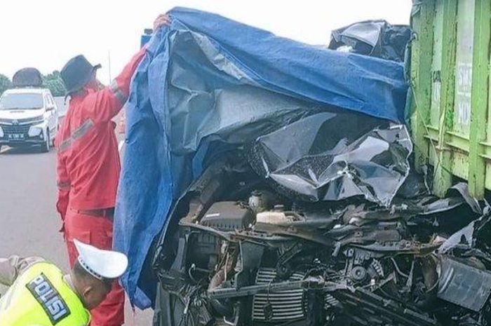 Wajah Fortuner Acak-acakan di Kolong Bak Truk, Korban Satu Keluarga